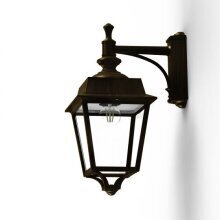 Die Place des Vosges Evolution Nr. 4 ist aus robustem Aluminium gefertigt und in verschiedenen Farben erhältlich. Ihr klassisches viereckiges Design passt perfekt zu eleganten Fassaden und Hausmauern.Die Laterne ist nach unten gerichtet und wird von einem kurzen Wandarm mit Strebe. gehalten. Optional LED-Bewegungsmelder.