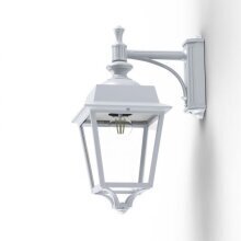 Die weiße Place des Vosges Evolution Nr. 4 von Roger Pradier, fügt sich harmonisch in klassische Fassaden ein. Mit ihren klaren Lampenscheiben sorgt sie für eine gleichmäßige Lichtverteilung an Terrassen und Hauswänden.