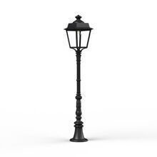 Die Place des Vosges 1 Evolution Nr. 11 von Roger Pradier ist eine elegante Gartenleuchte aus Aluminium in verschiedenen Farben. Mit ihrem 4-eckigen Lampengehäuse und 4 klaren Lampengläsern sorgt sie für eine stilvolle Beleuchtung von Gärten, Einfahrten und Wegen. Der massiv verzierte Lampenmast unterstreicht ihre klassische Optik, während der Lampenkopf durch ein praktisches Scharnier einfach geöffnet werden kann.