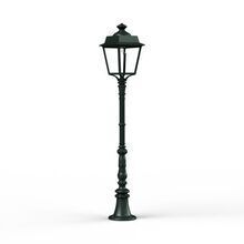 Die Place des Vosges 1 Evolution Nr. 11 von Roger Pradier ist eine elegante Gartenleuchte mit einer Höhe von 1310 mm. Aus Aluminium in verschiedenen Farben gefertigt, verfügt sie über einen geschmackvoll verzierten Fuß und eine viereckige Laterne mit 4 klaren Lampengläsern. Das praktische Scharnier-Design erleichtert die Montage.