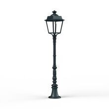 Die Place des Vosges 1 Evolution Nr. 11 ist eine klassische Gartenleuchte mit verziertem Fuß und klaren Lampengläsern. Ihre einfache Montage und hochwertige Verarbeitung machen sie ideal für Landhäuser und Chalets.