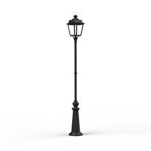 Die Place des Vosges 1 Evolution Nr. 12 ist eine hochwertige Gartenleuchte mit einem stabilen Mast und einem geschmackvoll verzierten Fuß. Ihre klare Verglasung und das klassische Design passen perfekt zu modernen und traditionellen Häusern. Optional LED Bewegungsmelder.
