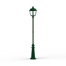 Die Place des Vosges 1 Evolution Nr. 12 kombiniert eine viereckige Laterne mit 4 klaren Lampengläsern und einem stabilen Leuchtenmast. Das dekorative Design sorgt für eine einladende Atmosphäre in Gärten und auf Terrassen. Bewegungsmelder Lösung optional.