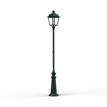 Mit ihrem dekorativen Mast, der durch einen gegossenen Ring stabilisiert wird, ist die Place des Vosges 1 Evolution Nr. 12 von Roger Pradier eine langlebige Gartenleuchte. Ihre klare Verglasung macht sie zur perfekten Wahl für Landhäuser und Chalets.