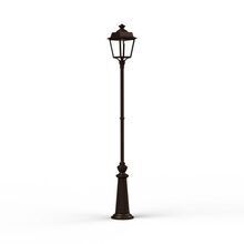 Die Place des Vosges 1 Evolution Nr. 12 von Roger Pradier ist eine elegante Gartenleuchte aus Aluminium in verschiedenen Farben. Der verzierte Fuß, der stabile Mast und die klare Verglasung machen sie perfekt für Auffahrten und Gartenbereiche.