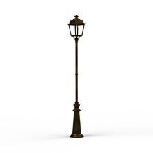 Roger Pradier präsentiert mit der Place des Vosges 1 Evolution Nr. 12 eine hochwertige Außenleuchte aus Aluminium. Mit ihrem geschmackvoll verzierten Fuß und der klaren Verglasung passt sie ideal zu klassischen und modernen Häusern.