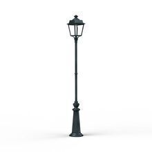 Die Place des Vosges 1 Evolution Nr. 12 kombiniert klassisches Design mit moderner Stabilität. Der Leuchtenmast ist im unteren Bereich breiter und wird durch einen dekorativen Ring in der Mitte stabilisiert. Diese Außenleuchte passt perfekt zu stilvollen Gärten und Landhäusern.