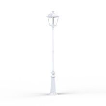 Die Place des Vosges 1 Evolution Nr. 12 von Roger Pradier ist eine elegante Gartenleuchte mit einer Höhe von 1978 mm. Ihr verziertes Aluminiumdesign, ein breiter Lampenfuß und eine stabile Verstärkung durch einen gegossenen Ring machen sie perfekt für Gartenwege, Auffahrten und Terrassen. Die viereckige Laterne mit 4 klaren Lampengläsern sorgt für eine stilvolle Beleuchtung.
