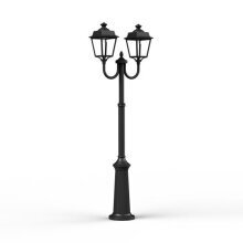 Die Place des Vosges 1 Evolution Nr. 13 kombiniert einen verzierten Lampenmast mit zwei gebogenen Auslegern und klaren Laternen. Der Mast ist im unteren Bereich breiter und durch einen gegossenen Ring stabilisiert, ideal für Terrassen, Parkflächen und Auffahrten.