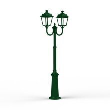 Diese klassische Gartenleuchte von Roger Pradier bietet mit ihrer doppelten Beleuchtung und einem dekorativ verzierten Mast ein stilvolles Licht für moderne und klassische Häuser. Die viereckigen Laternen sorgen für eine gleichmäßige Lichtverteilung.
