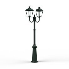 Die Place des Vosges 1 Evolution Nr. 13 ist eine beeindruckende Außenleuchte mit zwei gebogenen Lampen-Auslegern. Ihre viereckigen Laternen mit je 4 klaren Lampengläsern und der geschmackvoll verzierte Mast machen sie ideal für Landhäuser und Chalets.