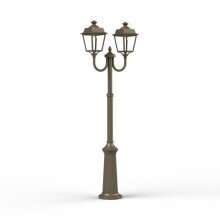 Roger Pradier präsentiert mit der Place des Vosges 1 Evolution Nr. 13 eine Außenleuchte, die französisches Flair und modernes Design verbindet. Ihre geschmackvoll verzierten Ausleger und klaren Lampengläser machen sie zu einem Highlight in jedem Außenbereich.