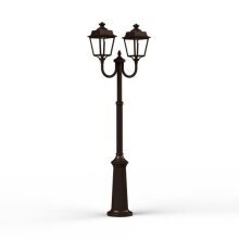 Die Place des Vosges 1 Evolution Nr. 13 ist nicht nur dekorativ, sondern auch funktional. Ihr breiter Mast, stabilisiert durch einen gegossenen Ring, trägt zwei gebogene Ausleger mit viereckigen Laternen, perfekt für Gärten und Auffahrten.