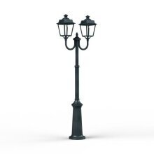 Die Place des Vosges 1 Evolution Nr. 13 mit zwei gebogenen Lampen-Auslegern ist eine hochwertige Gartenleuchte aus Aluminium in verschiedenen Farben. Perfekt für Landhäuser und Chalets, bringt sie einladendes Licht in Parks und Auffahrten.