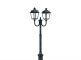 Die Place des Vosges 1 Evolution Nr. 13 mit zwei gebogenen Lampen-Auslegern ist eine hochwertige Gartenleuchte aus Aluminium in verschiedenen Farben. Perfekt für Landhäuser und Chalets, bringt sie einladendes Licht in Parks und Auffahrten.