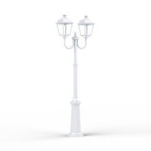 Mit ihren zwei gebogenen Lampen-Auslegern und einer stabilen Konstruktion aus Aluminium in der Farbe weiß, ist die Place des Vosges 1 Evolution Nr. 13 von Roger Pradier die ideale Beleuchtungslösung für größere Außenbereiche wie Gärten, Parkflächen und Terrassen.
