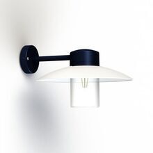 Diese moderne Wandleuchte von Roger Pradier besticht durch ihren schlichten, geraden Wandarm und die klare Formgebung. Die Aubanne Nr. 1 ist die perfekte Wahl für klassische Häuser und Terrassen.