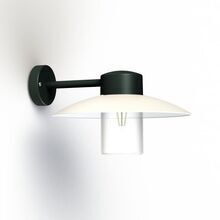 Die Aubanne Nr. 1 von Roger Pradier ist eine elegante Wandleuchte aus Aluminium in verschiedenen Farben. Ihr Design mit einem runden Kunststoff-Teller und einem geschützten Leuchtmittel (klar oder satiniert) macht sie ideal für Hauseingänge, Hauswände und Terrassen.