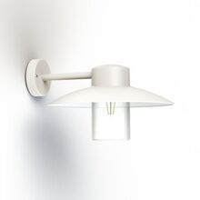 Mit ihrer robusten Verarbeitung und klaren Form ist die Aubanne Nr. 1 ideal für Hauseingänge, Hauswände und Terrassen. Das weiße Aluminiumgehäuse mit dem runden Deckel aus Kunststoff und das geschützte Leuchtmittel sorgen für Langlebigkeit.
