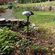 die Gartenleuchte Cepe aus dem Atelier LuminArt aka LumArt ist eine exklusive und sehr individuelle Gartenleuchte. Als Sonderanfertigung hat sie einen kompletten Farbüberzug in Kanonenrohr Eisen Effekt.