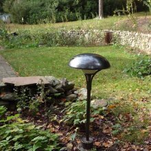 Außenleuchte ist Sonderanfertigung. komplett  Farbe Kanonenrohr Eisen. Lampe steht in einem Künstlergarten.