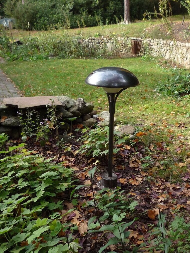 Außenleuchte ist Sonderanfertigung. komplett  Farbe Kanonenrohr Eisen. Lampe steht in einem Künstlergarten.